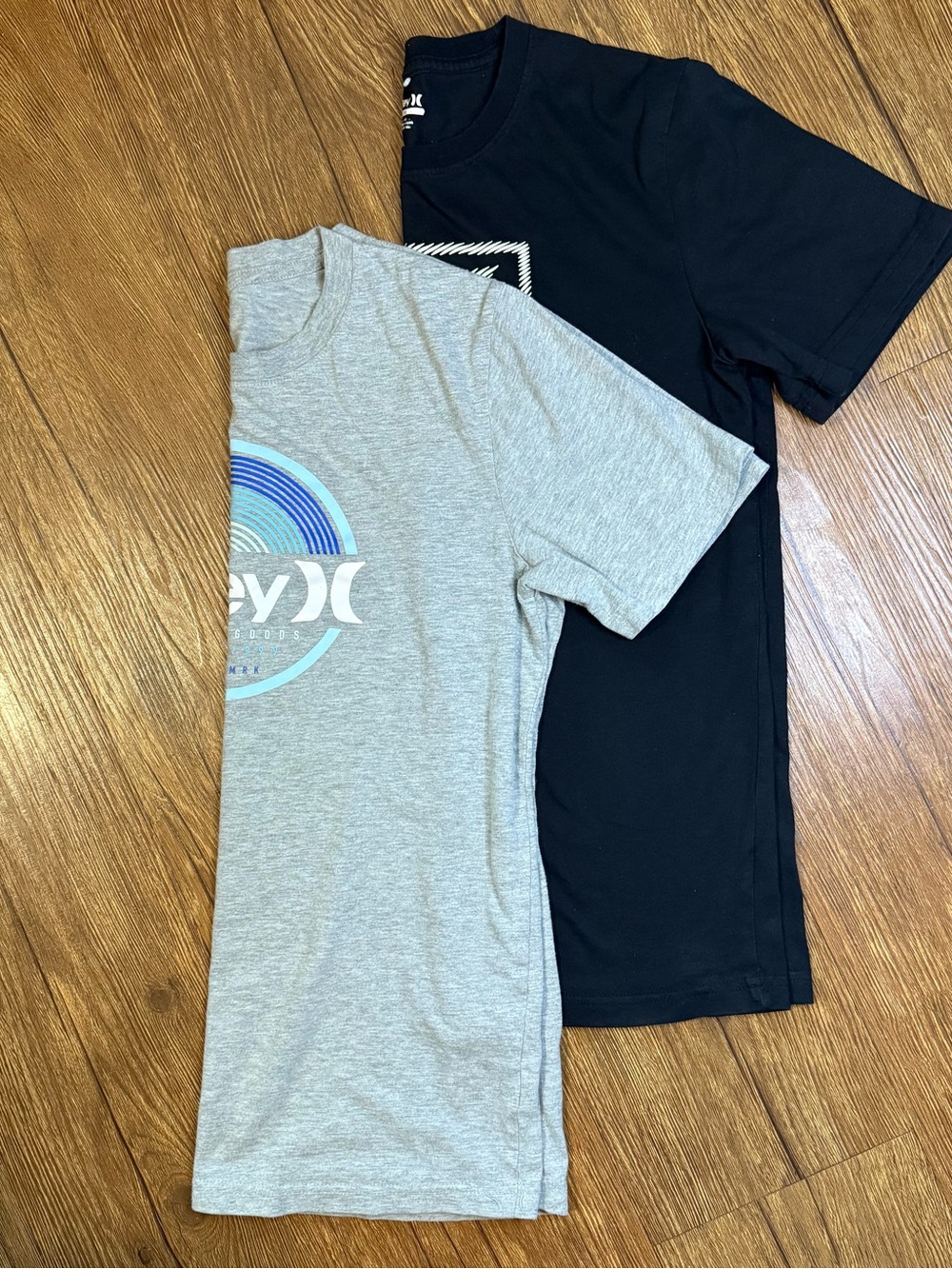 Boys 2 pc Hurley Grey & Black Short Sleeve Graphic Tees size 18/20